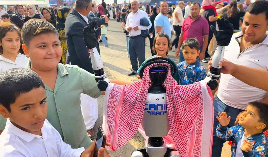 TEKNOFEST'te CANİKMAN rüzgarı: Puşi taktı, dans etti