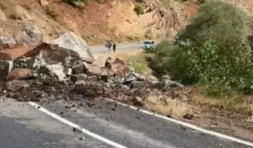Yamaçtan Kopan Dev Kayalar Köy Yolunu Kapattı