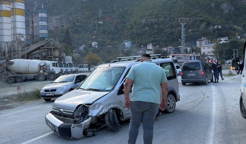 Artvin’de İki Araçta Maddi Hasar Oluştu