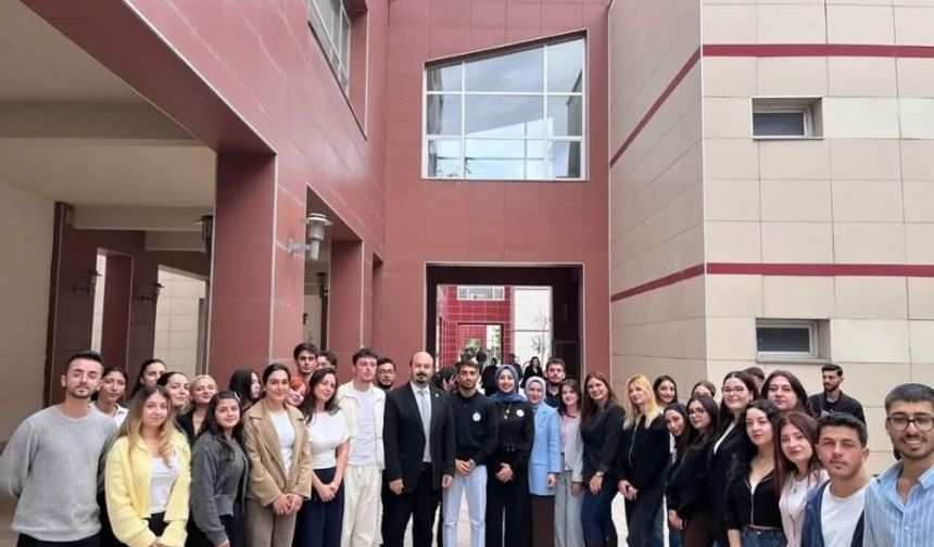 Üniversitede Topluluk Standları Ziyaret Edildi