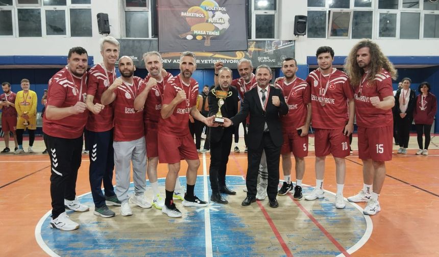 Voleybolun Şampiyonu İl Millî Eğitim Müdürlüğü