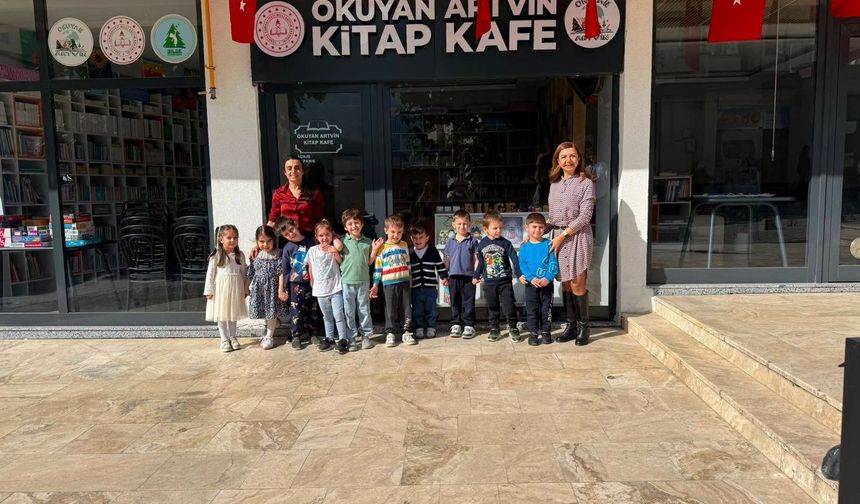 Kitap Kafe’de Minik Eller Sanatla Buluştu