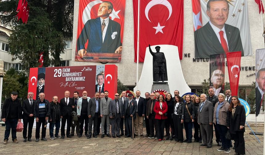 CHP Artvin’den Cumhuriyet Bayramı’nda Atatürk Anıtı’na çelenk