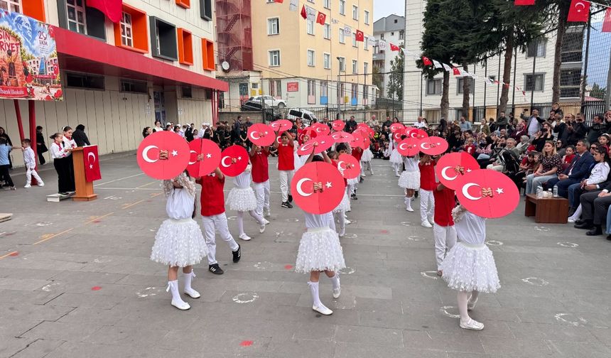 Miniklerin Bando Gösterisi Büyük Beğeni Topladı