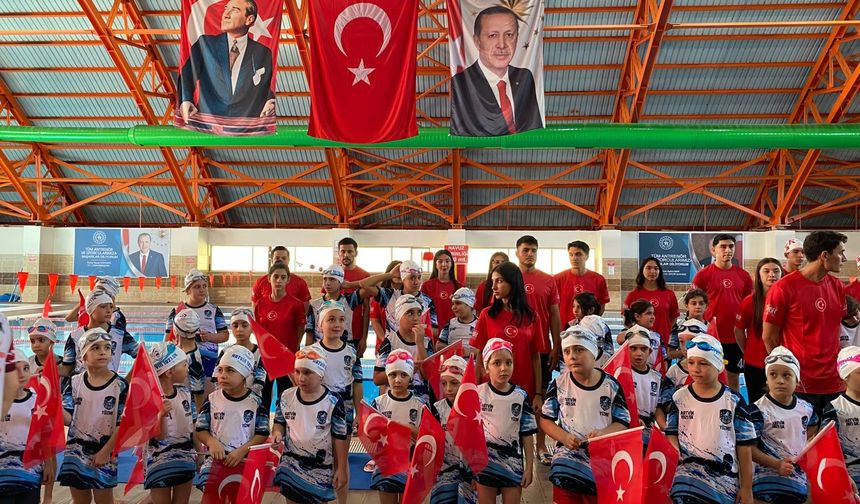 Cumhuriyet Coşkusu Havuzda Yaşandı