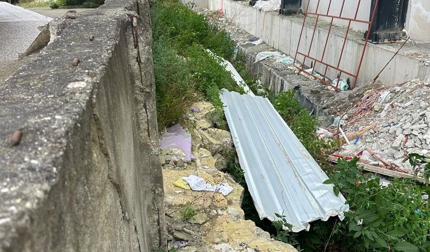 Hopa’da Fırtına Çatılara Zarar Verdi