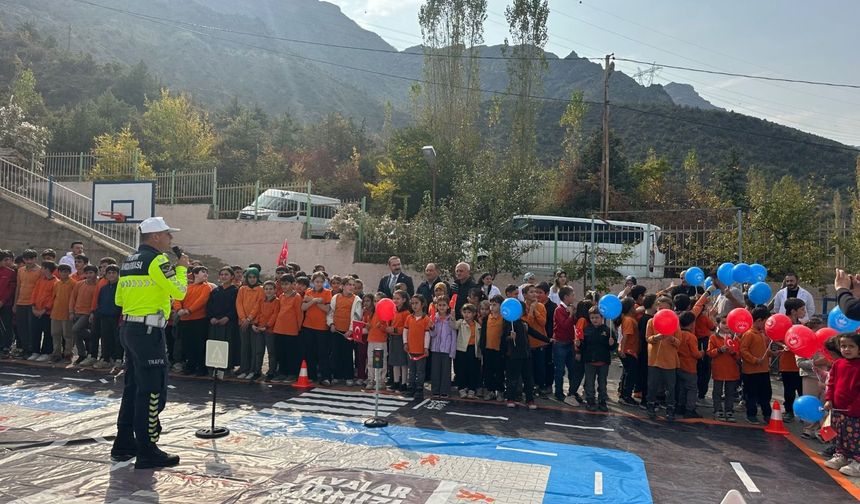 Jandarma Trafik Eğitim Aracı Öğrencilerle Buluştu