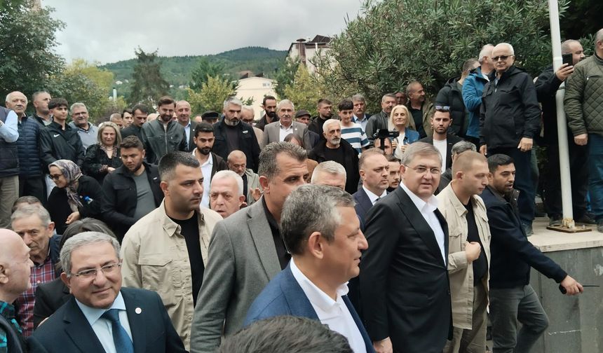ÖZGÜR ÖZEL, CUMA NAMAZINI ARTVİN’DE KILDI