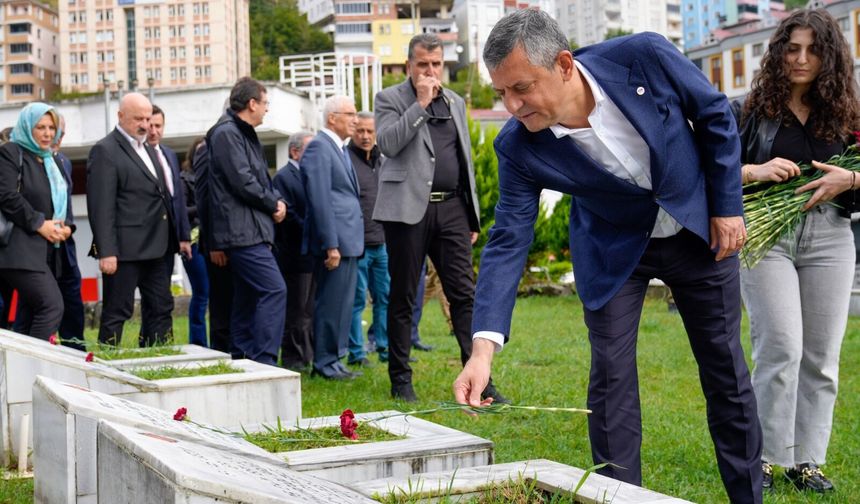 Özgür Özel, Borçka Şehitliği’ni Ziyaret Etti