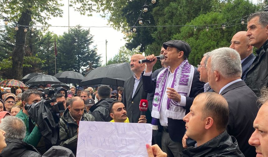 Özgür Özel Hopa’da: Yağmura rağmen yoğun katılım