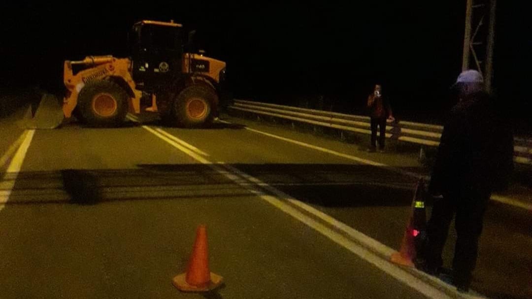 Artvin-Erzurum kara yolu, heyelan sonucu ulaşıma kapandı (2)