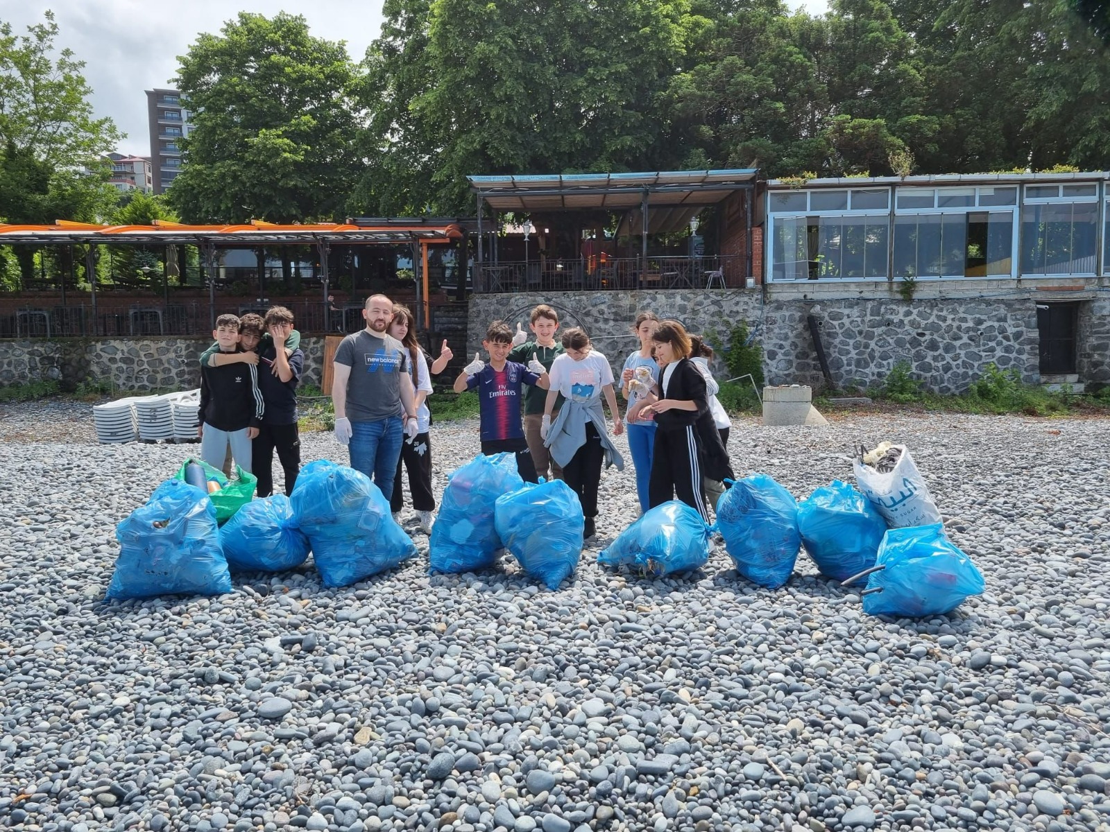 Öğrenciler plajı temizledi (3)