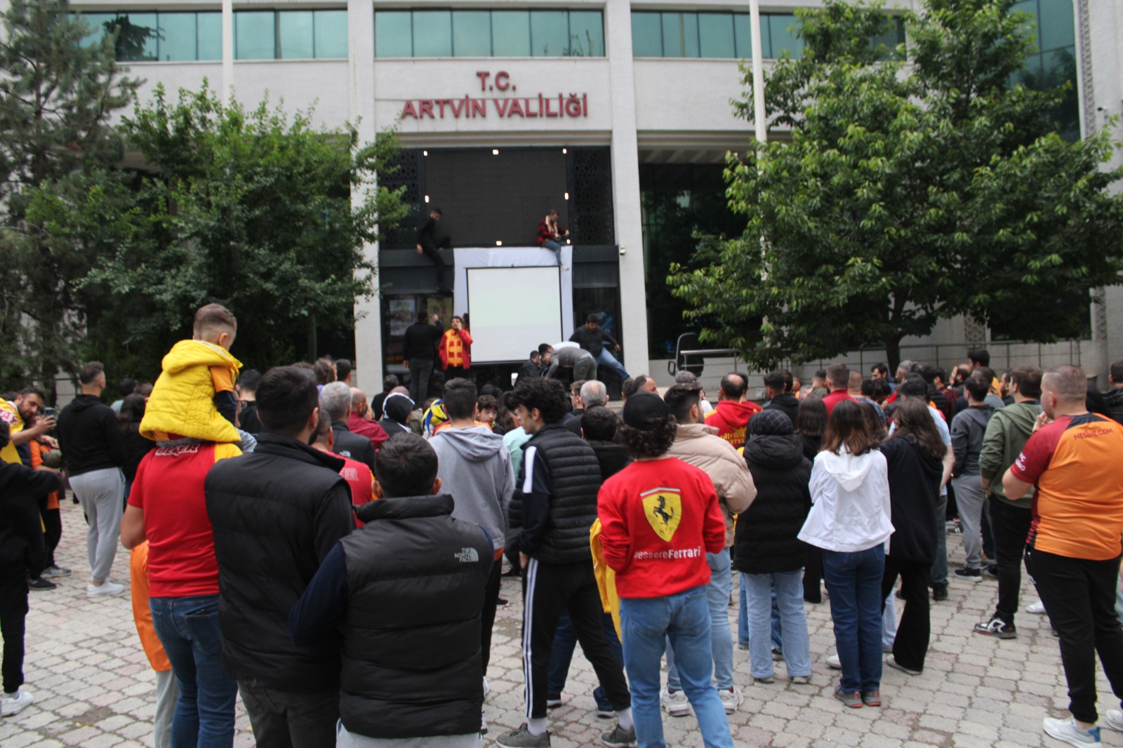 Valilik önünde derbi heyecanı (3)