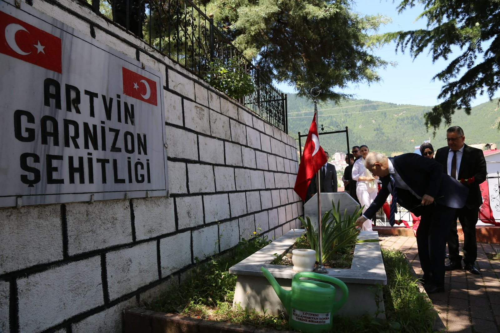 15 Temmuz’da Garnizon Şehitliği ziyaret edildi (2)