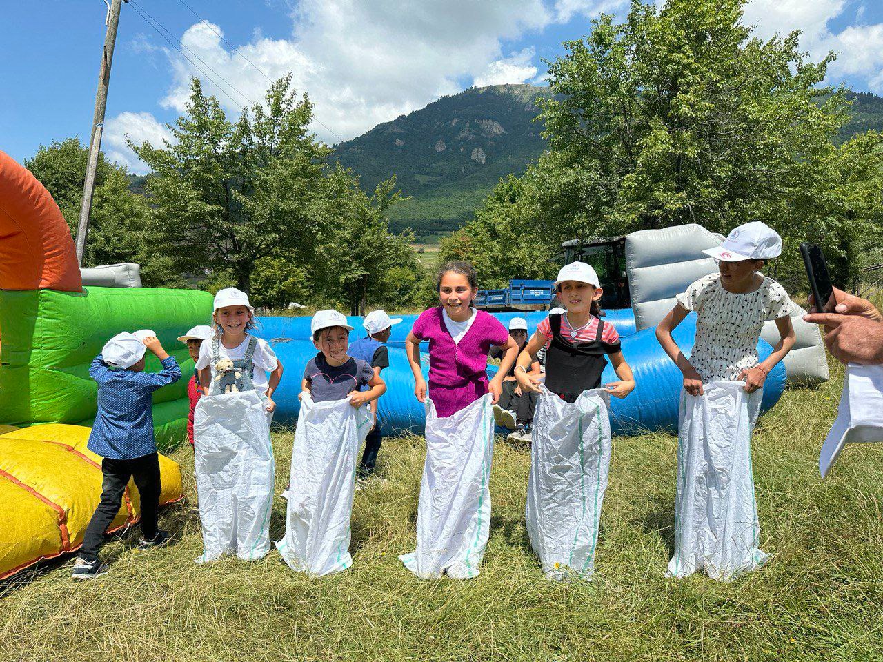 Artvin yaylalarında çocuklar doyasıya eğlendi (1)