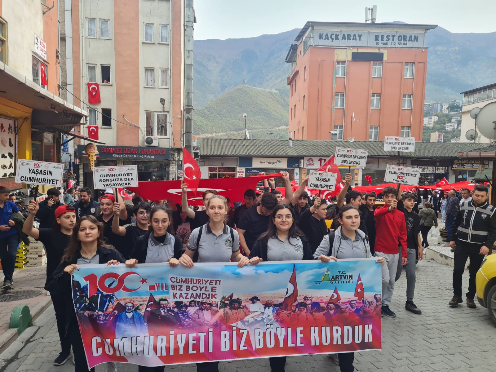 Artvin’de Binlerce Kişi Coşkuyla Yürüdü (2)