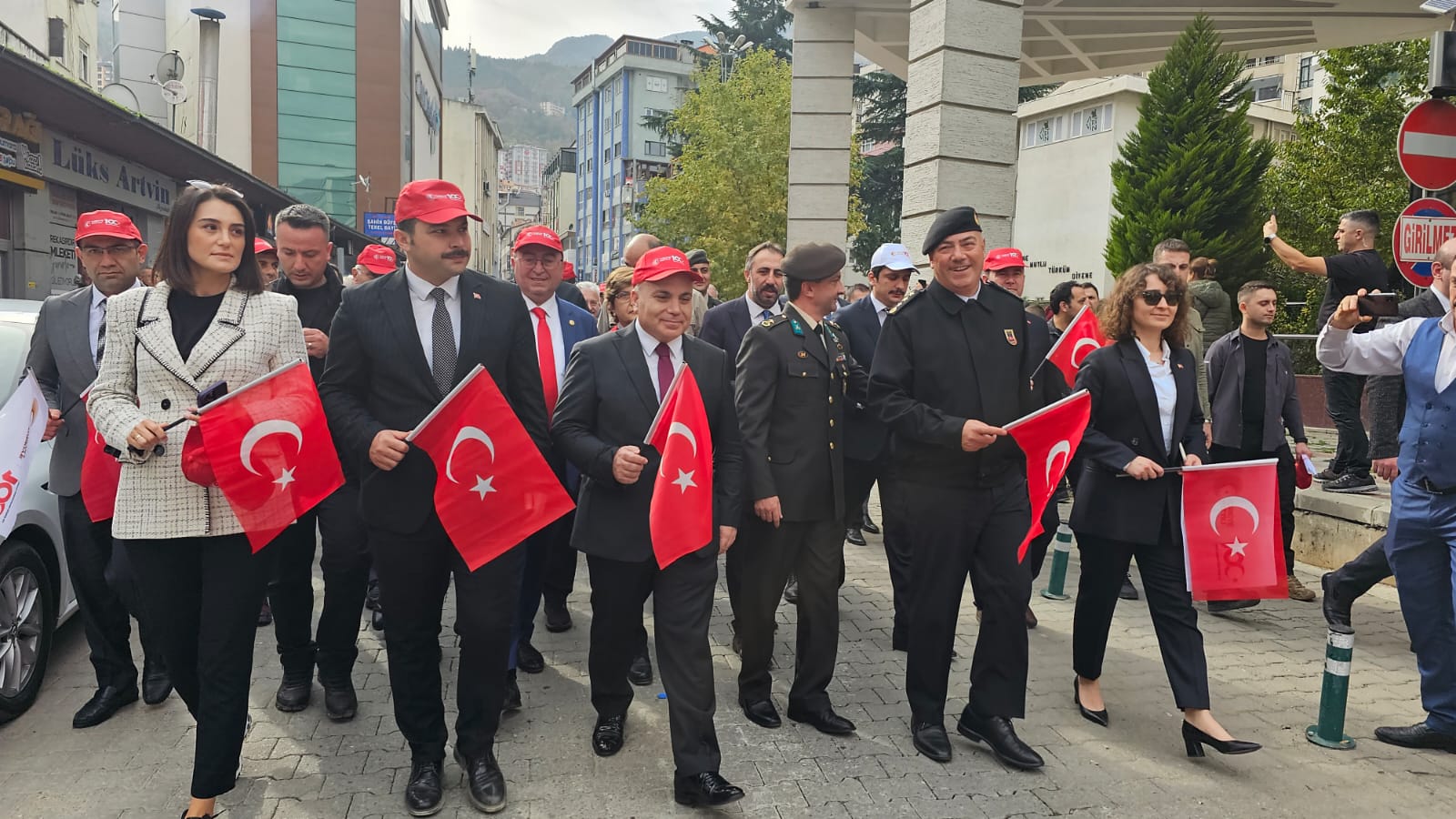 Artvin’de Binlerce Kişi Coşkuyla Yürüdü (4)