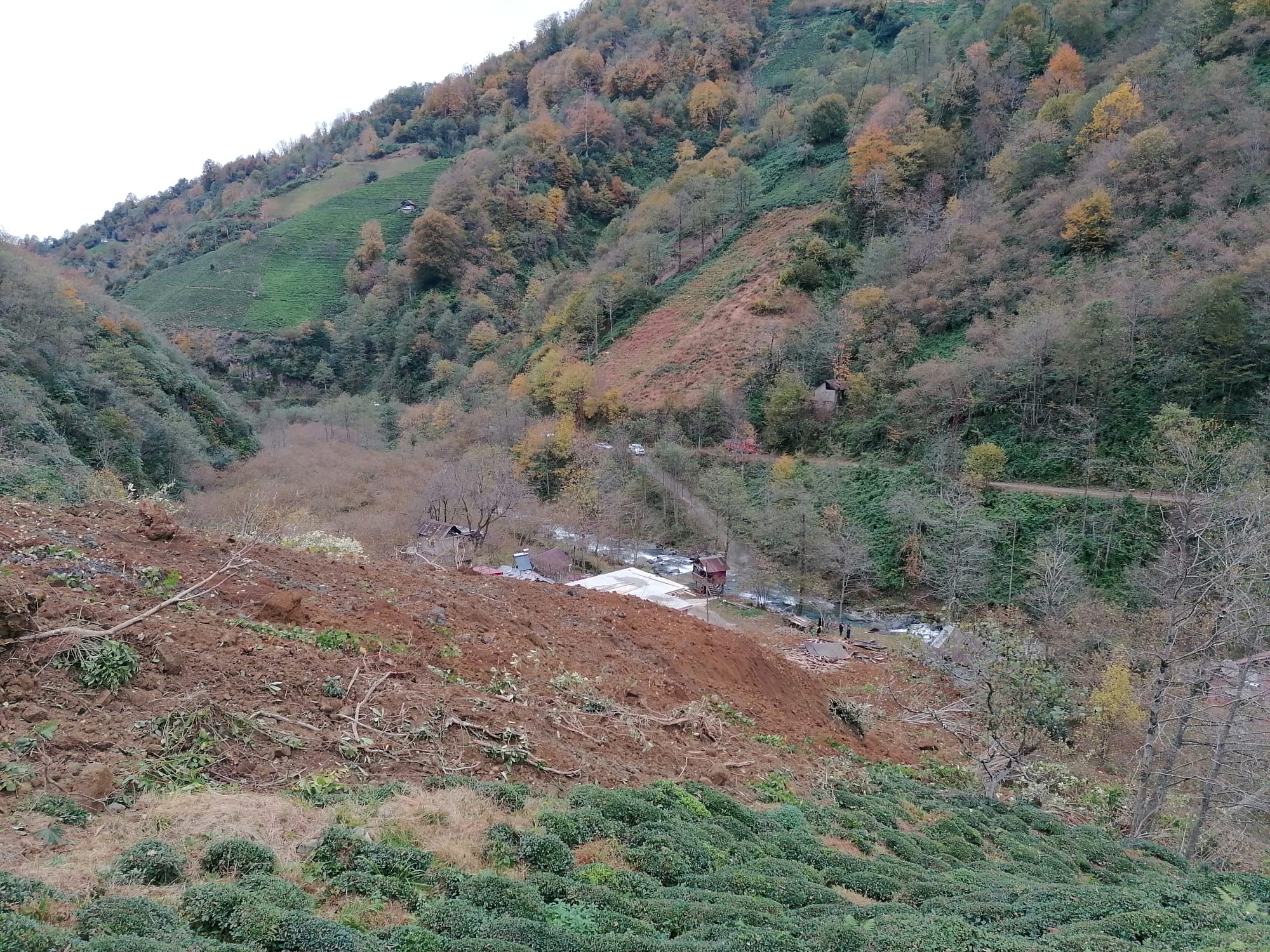 Arhavi'de heyelan Otomobil toprak altında kaldı (3)