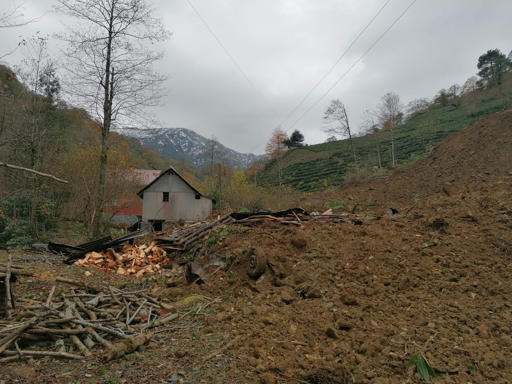 Arhavi'de heyelan Otomobil toprak altında kaldı (4)