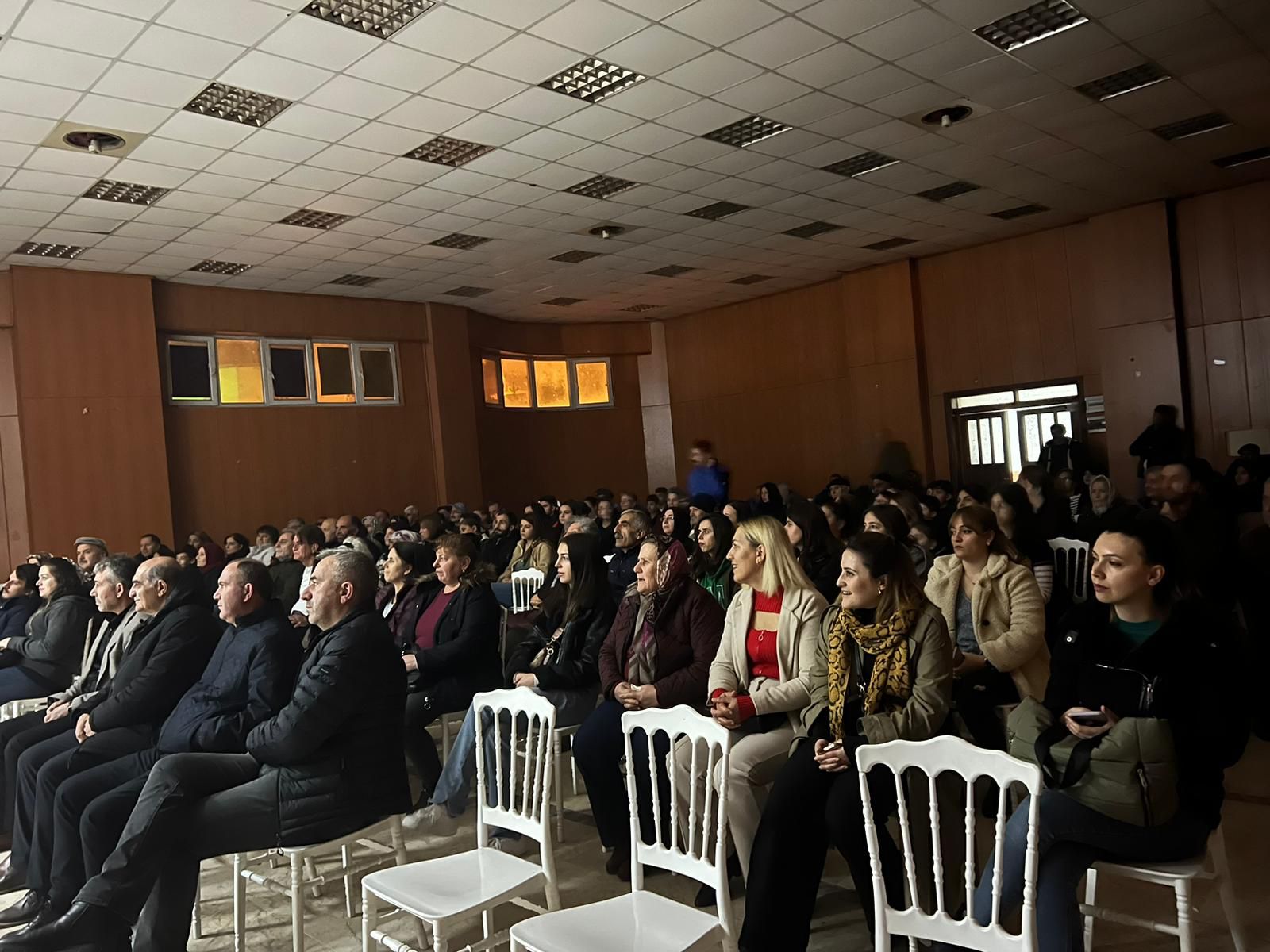 Düşler Tiyatrosu Derneği’nin Cam Kırıkları oyunu Ardanuç Aşık Efkari Kültür Salonunda tiyatro severler ile buluştu -1