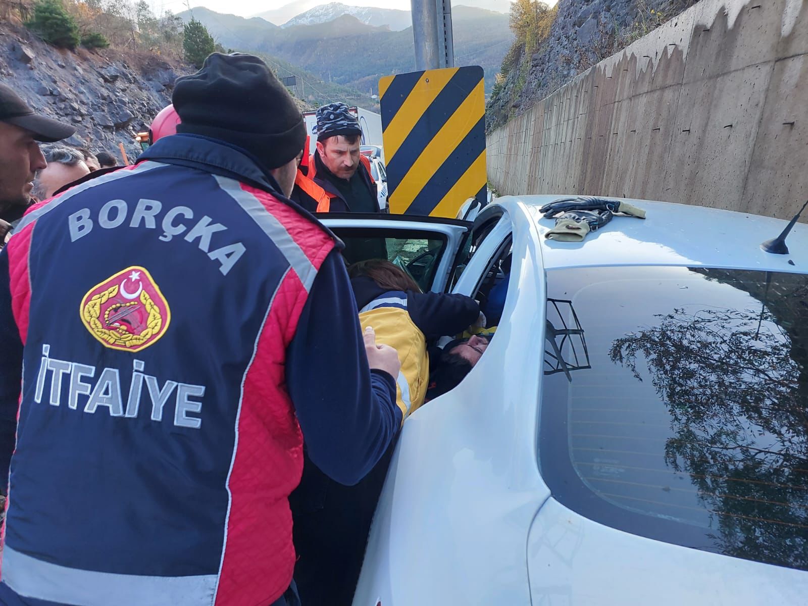 Sıkışmalı Trafik Kazası; 1 Yaralı (3)