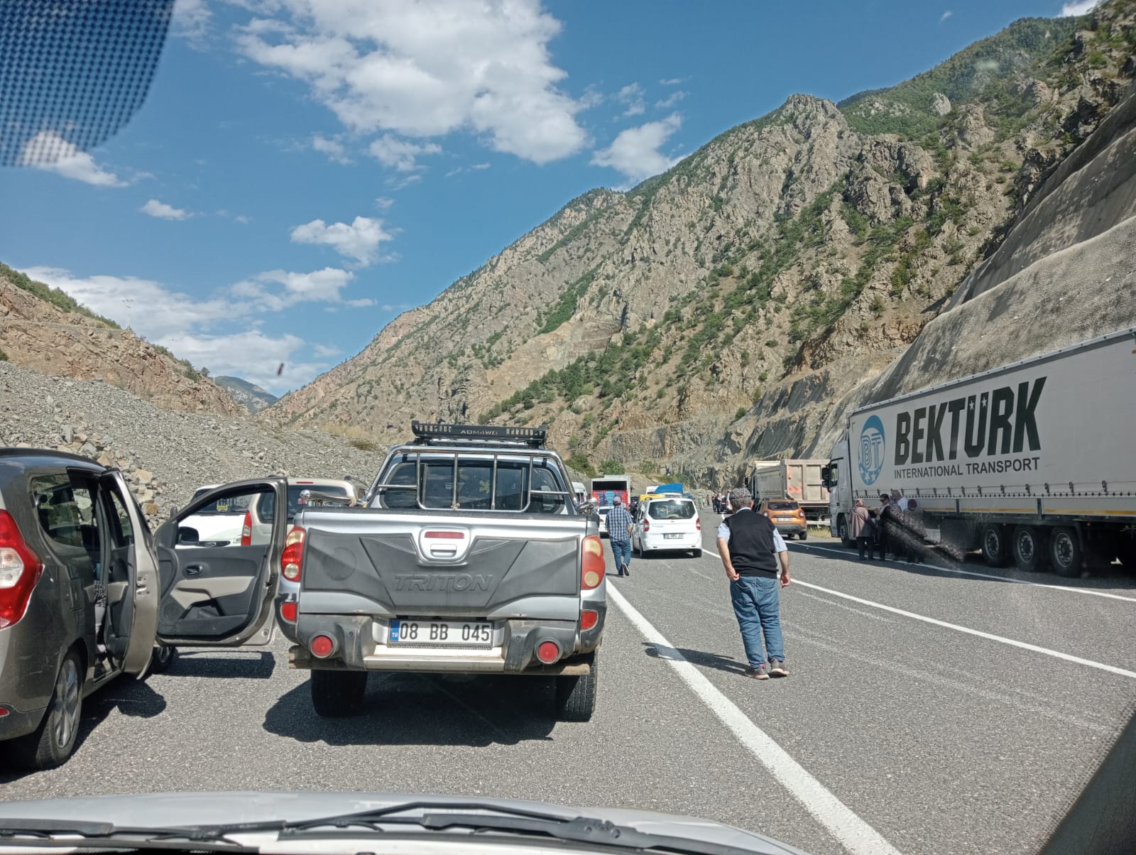 Şavşat Yolu'nda Heyelan Çilesi Bitmiyor