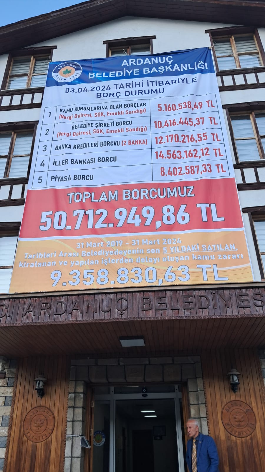 Borçlar Belediye Binasına Asıldı