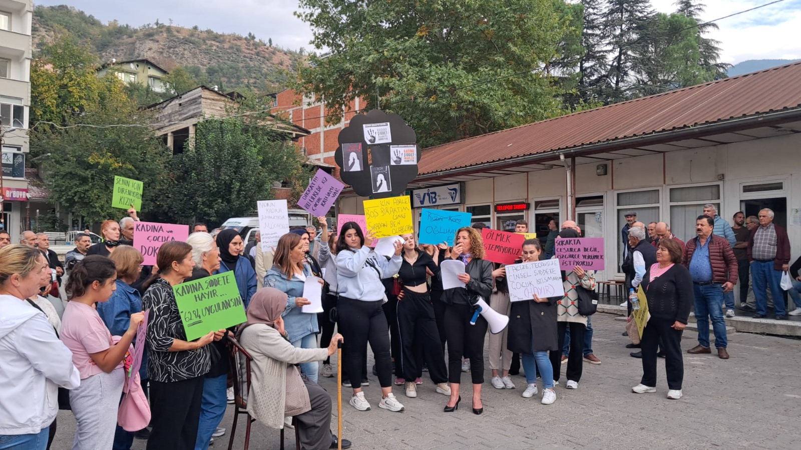 Ardanuçlu Kadınlardan Cinayetlerine Tepki