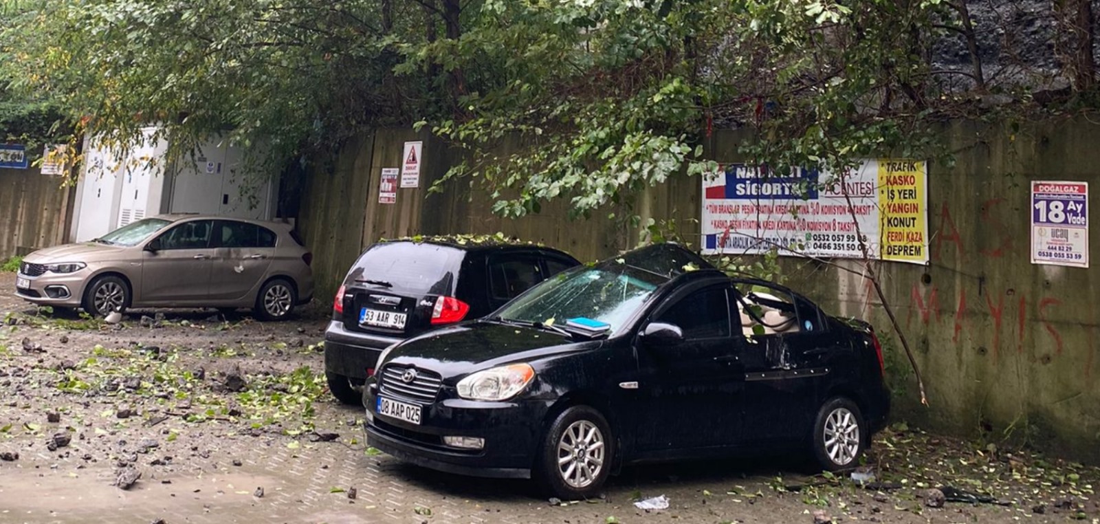 Hopa'da Heyelan: 8 Araç Zarar Gördü