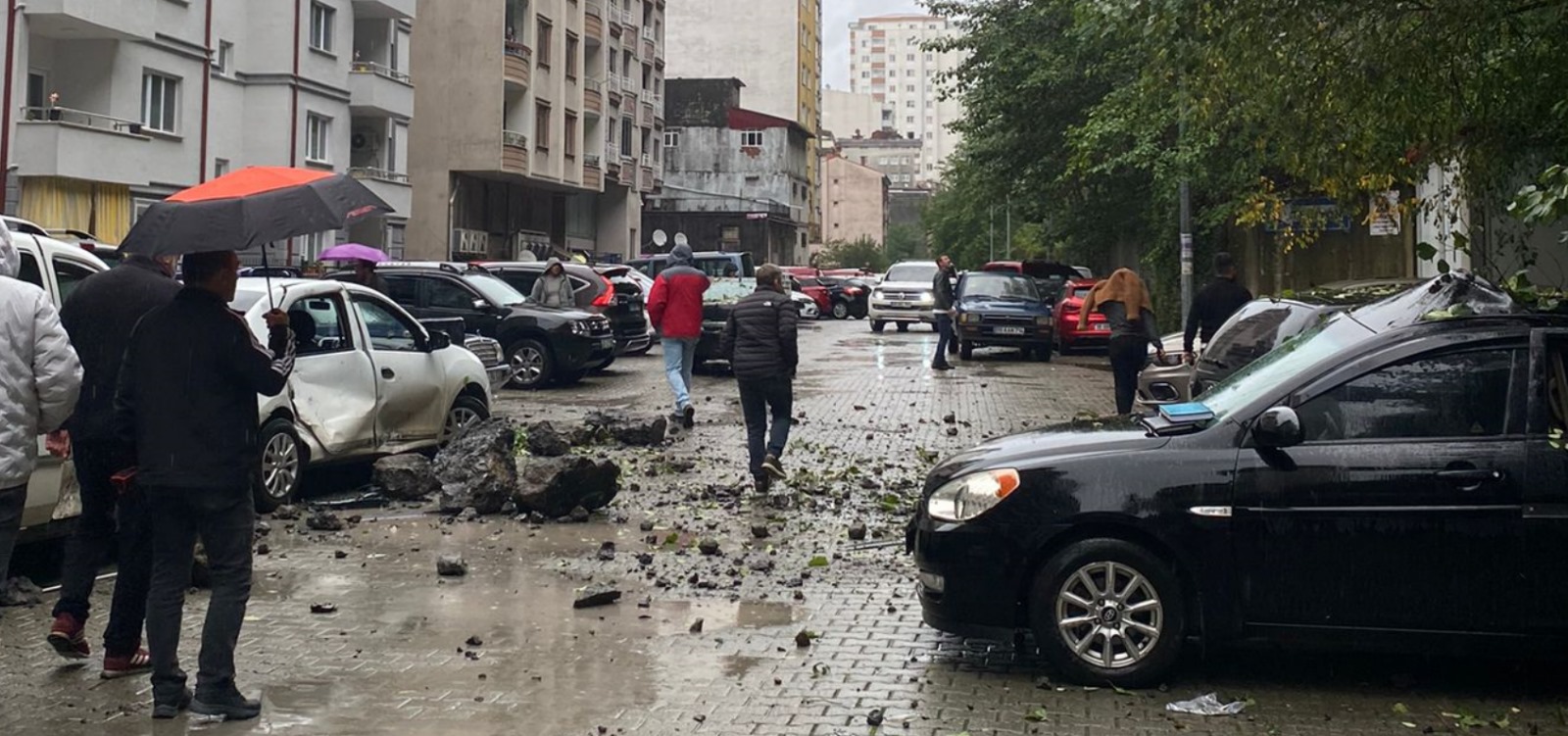 Hopa'da Heyelan: 8 Araç Zarar Gördü