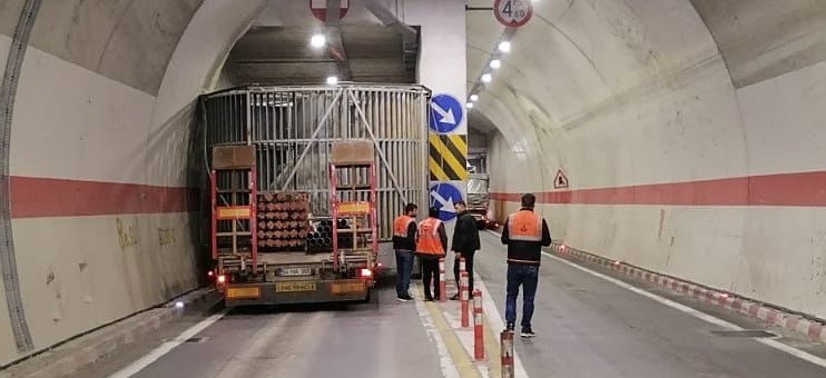 T 21 Tünelinde TIR Sıkıştı Yol Trafiğe Kapandı2