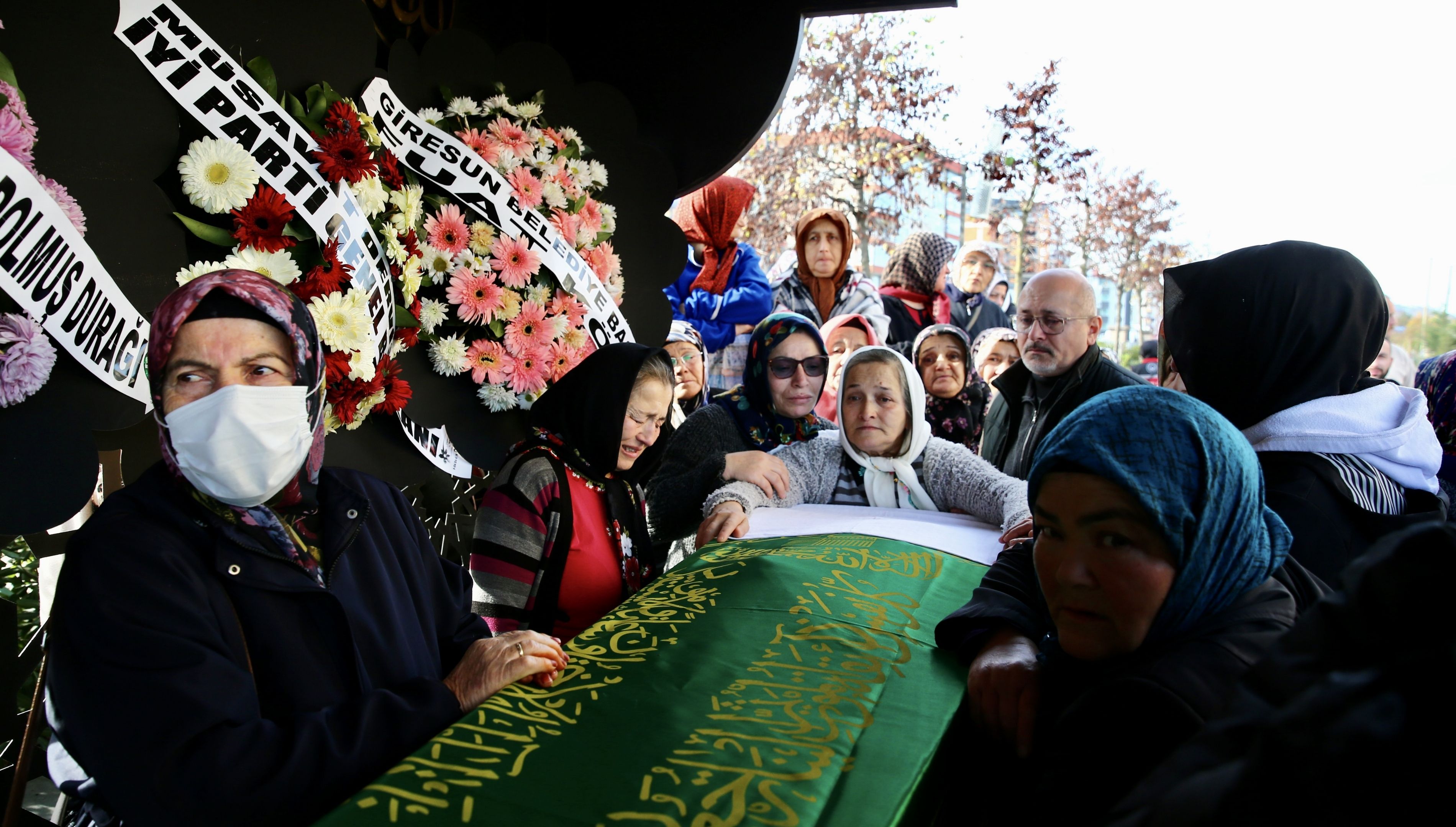 Heyelan Altında Kalan Araçta Yaşamını Yitiren 4 Kişinin Cenazesi Defnedildi 1