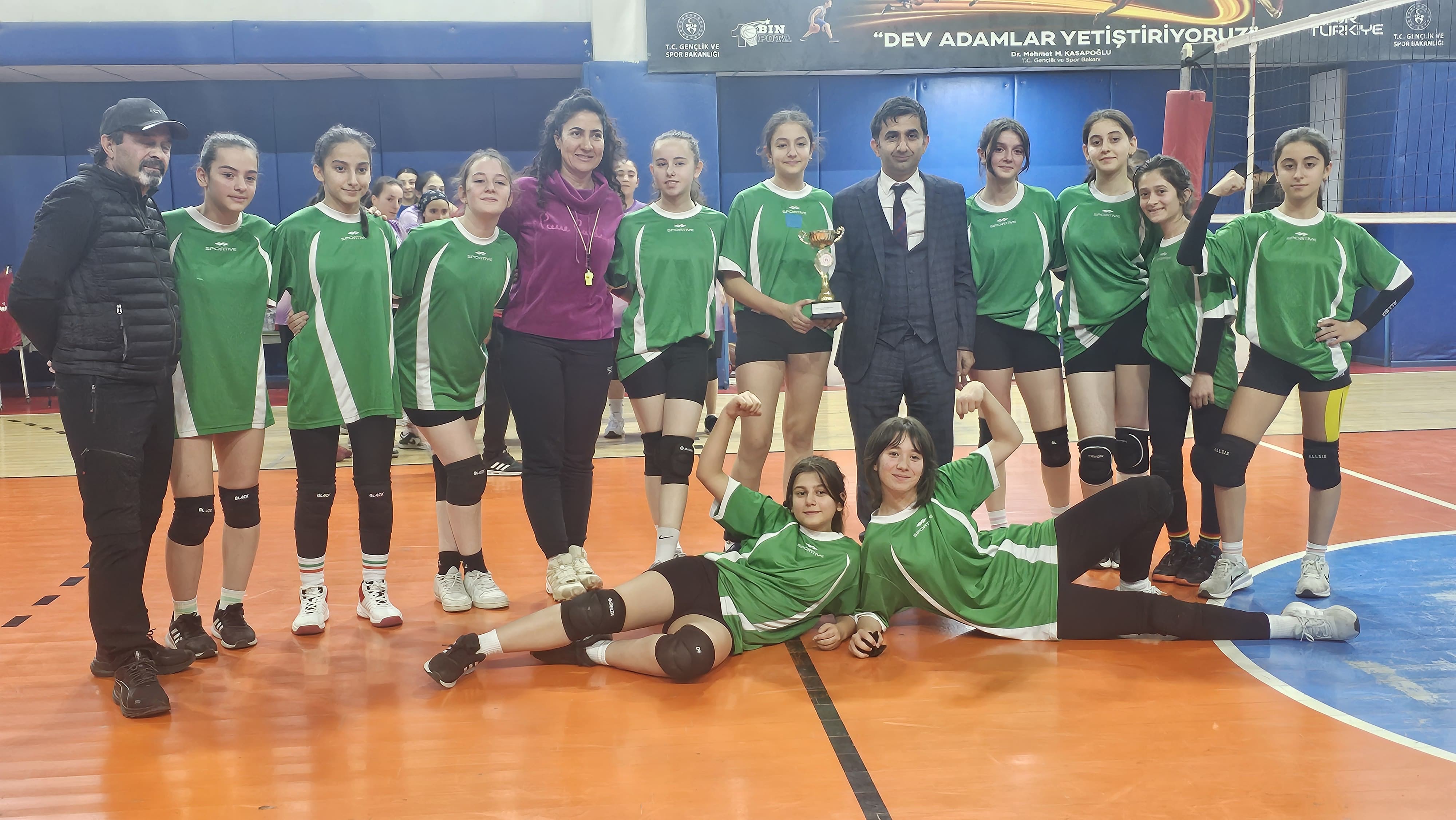 Hopa Yavuz Selim Ortaokulu Voleybolda İl Şampiyonu