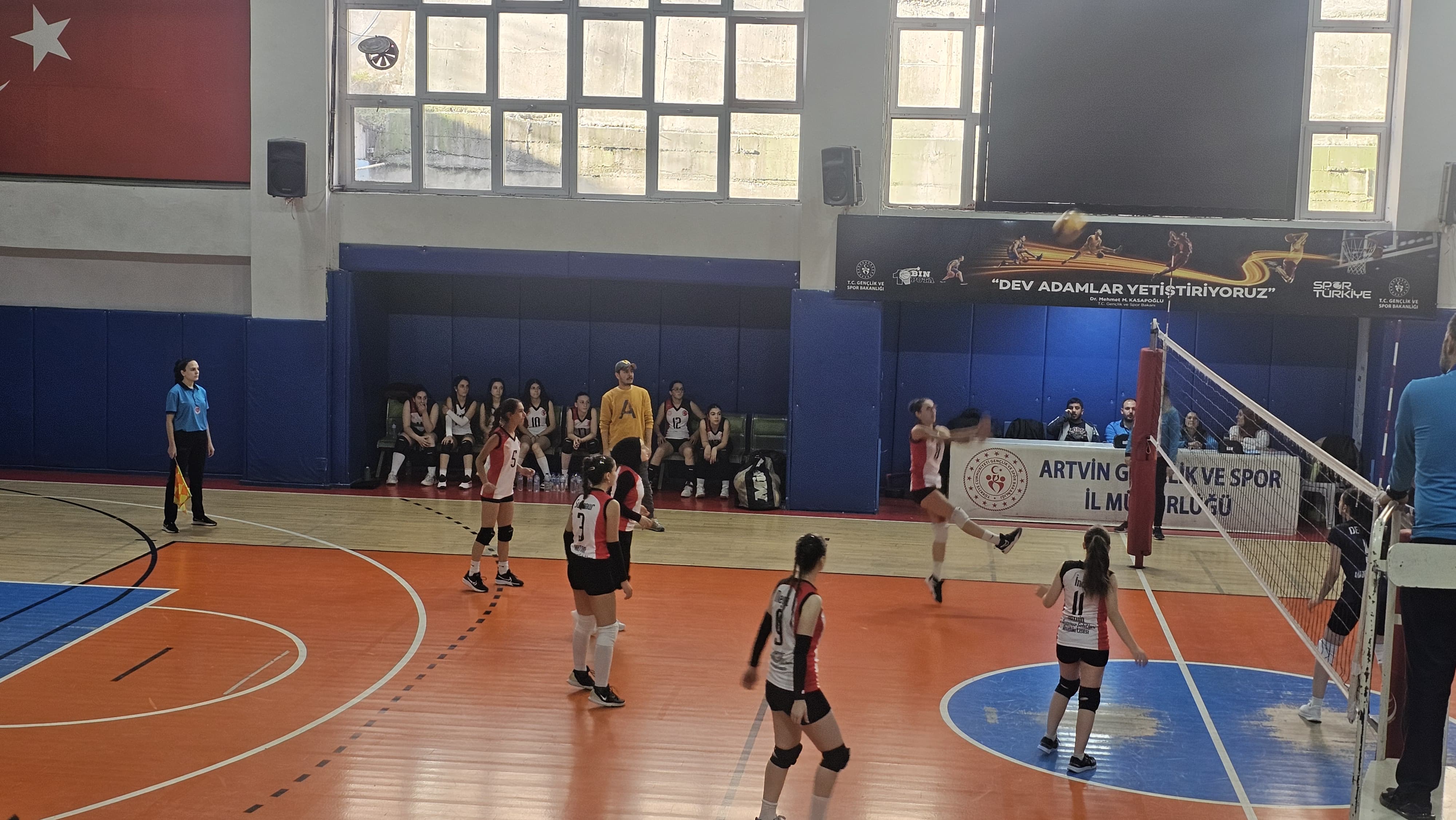 Liseler Arası Voleybol Heyecanı Devam Ediyor