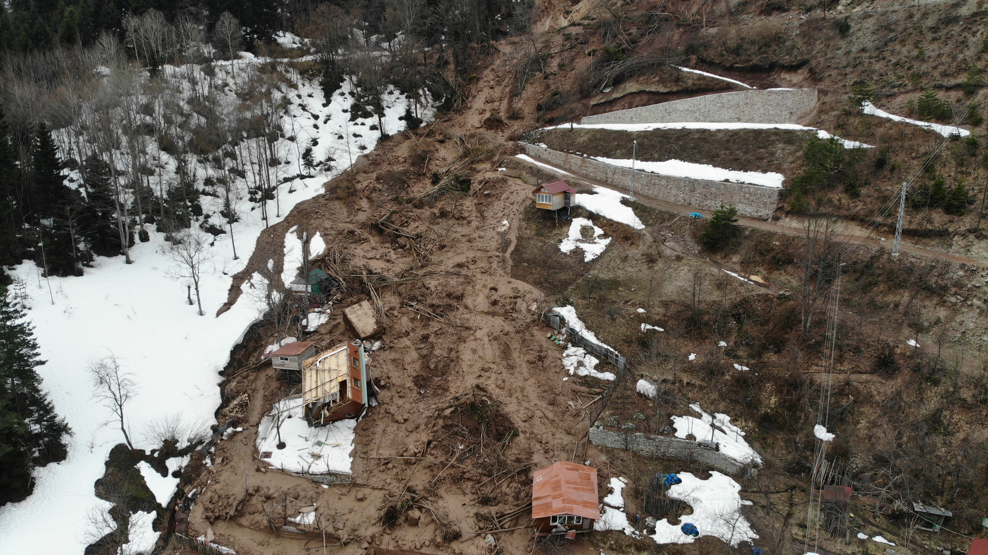 Artvin’de heyelanda bir ev takla atarak devrildi, o anlar cep telefonu kamerasına yansıdı 1