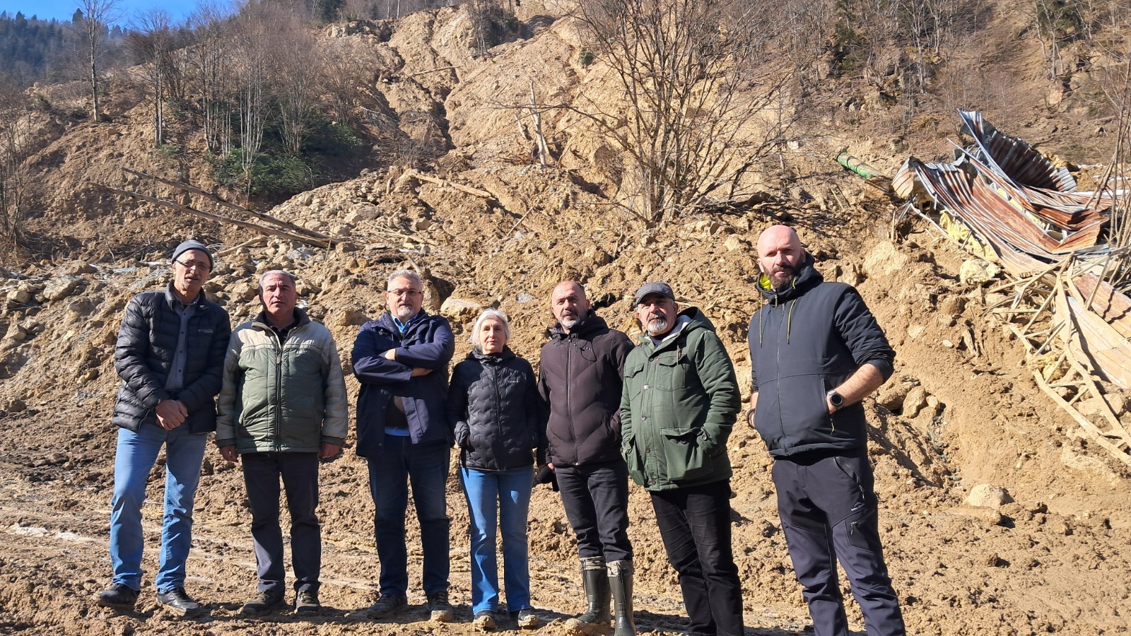 Murgul'a bağlı Petek Köyü'nde madencilik faaliyetleri yürüten şirketin tünelleri kapatmaması nedeniyle 24 Aralık 2024'te büyük bir heyelan meydana geldi.