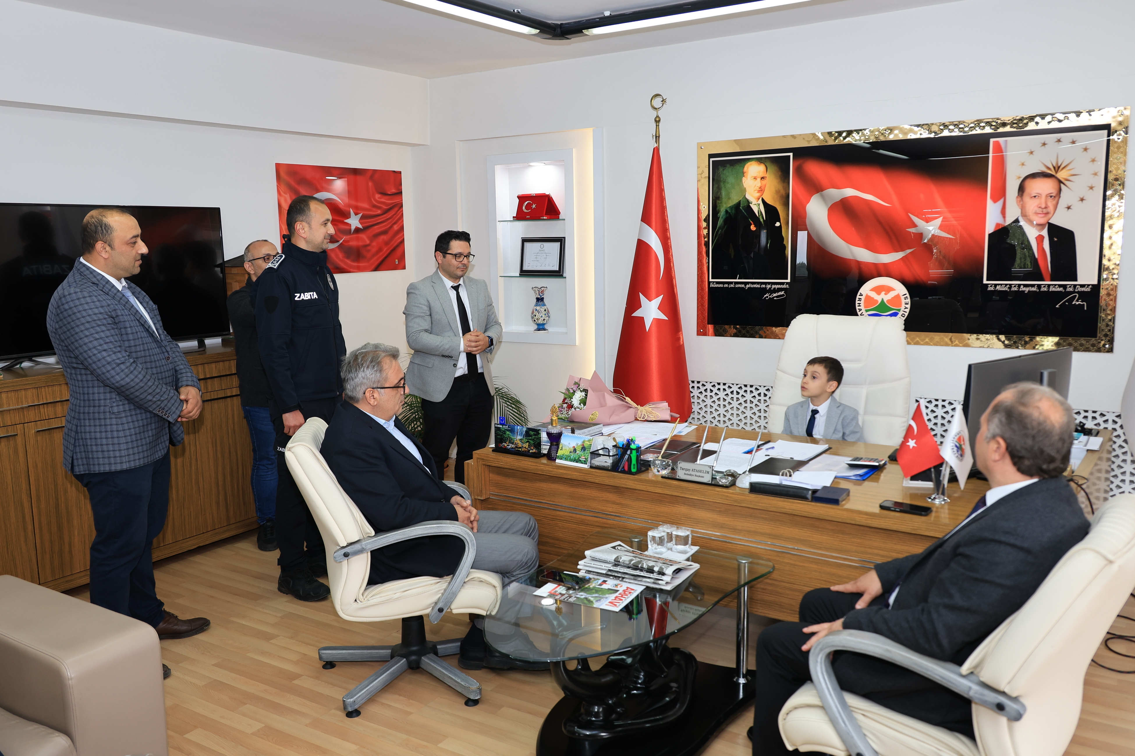 Arhavi Belediye Başkanı Ataselim, koltuğunu ilkokul öğrencisine devretti 1