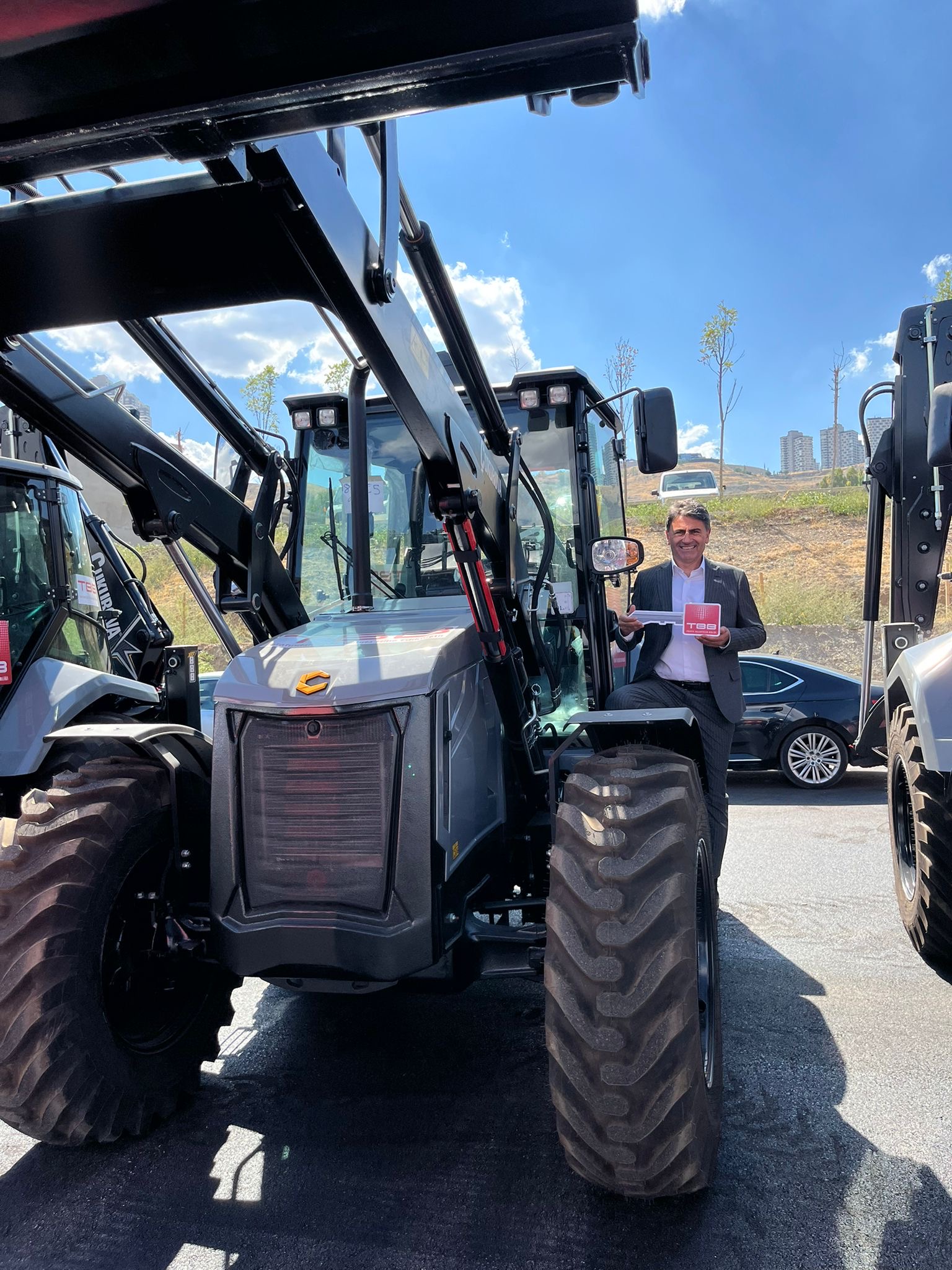 Kemalpaşa Belediyesi’ne TBB’den JCB Kepçe Desteği2