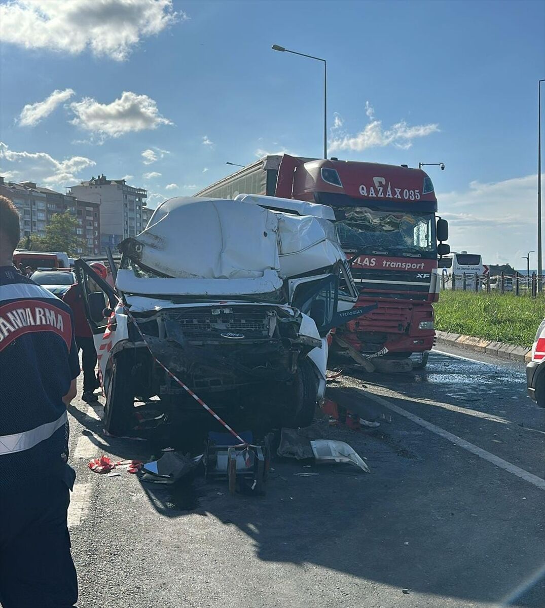 Trabzon'da üç aracın karıştığı trafik kazasında 14 kişi yaralandı