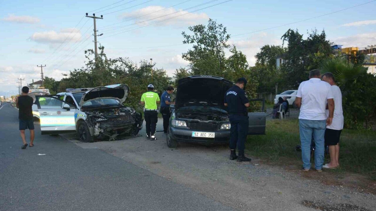 Ordu’da kontrolden çıkan otomobil, polis otosuna çarptı: 2 yaralı