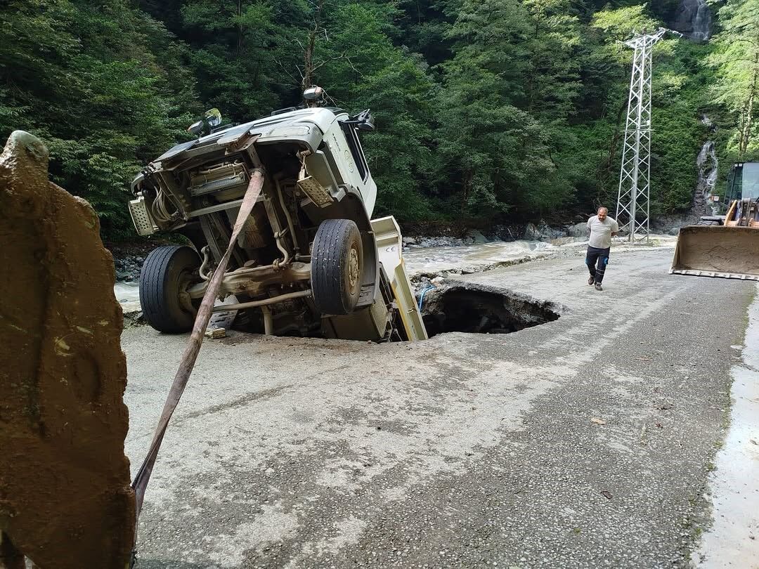Yol Onarım Sırasında Kamyon Göçüğe Düştü: 1 Yaralı