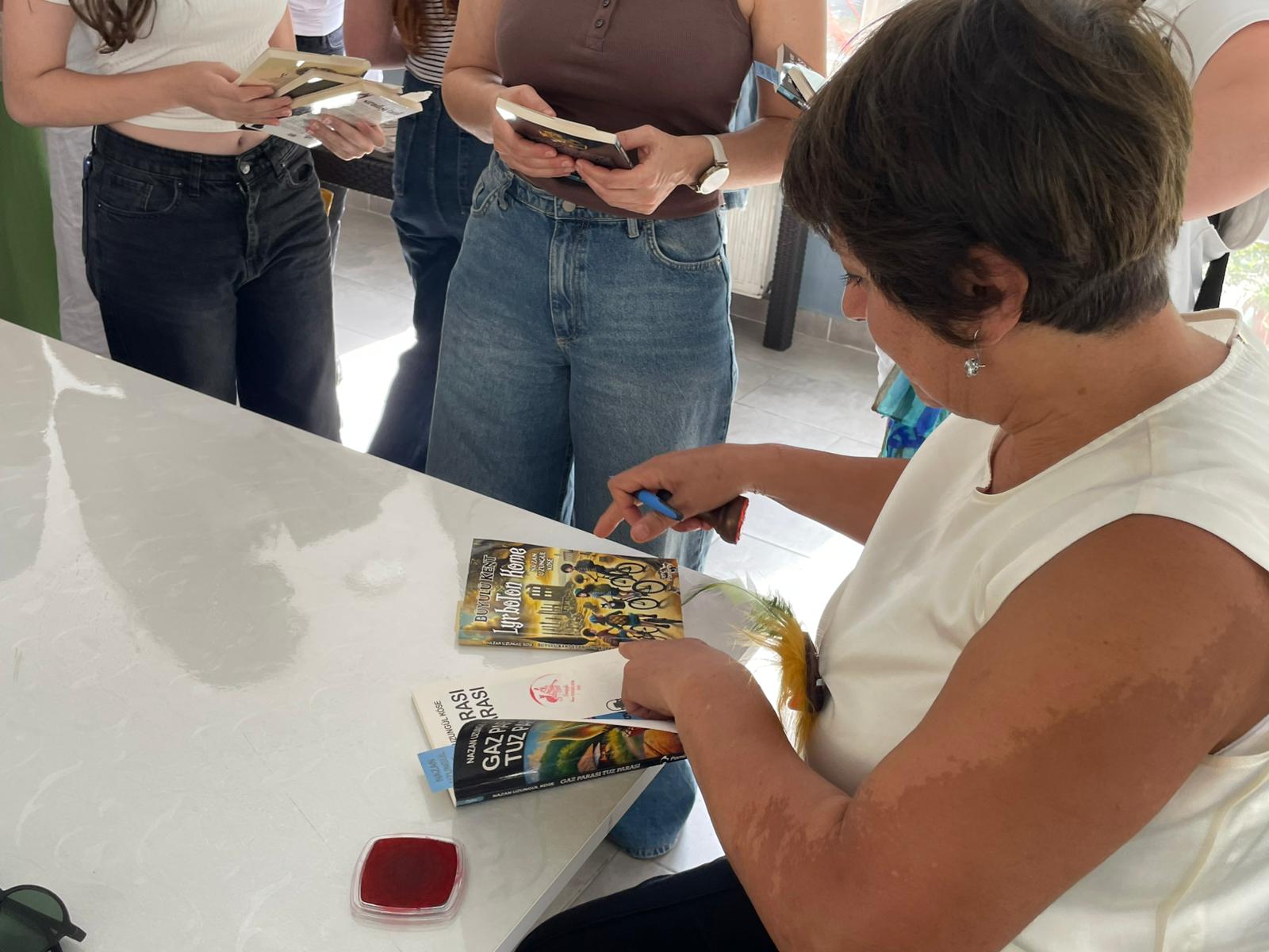 Nazan Uzungül Köse Borçka’da Okurlarıyla Buluştu (6)