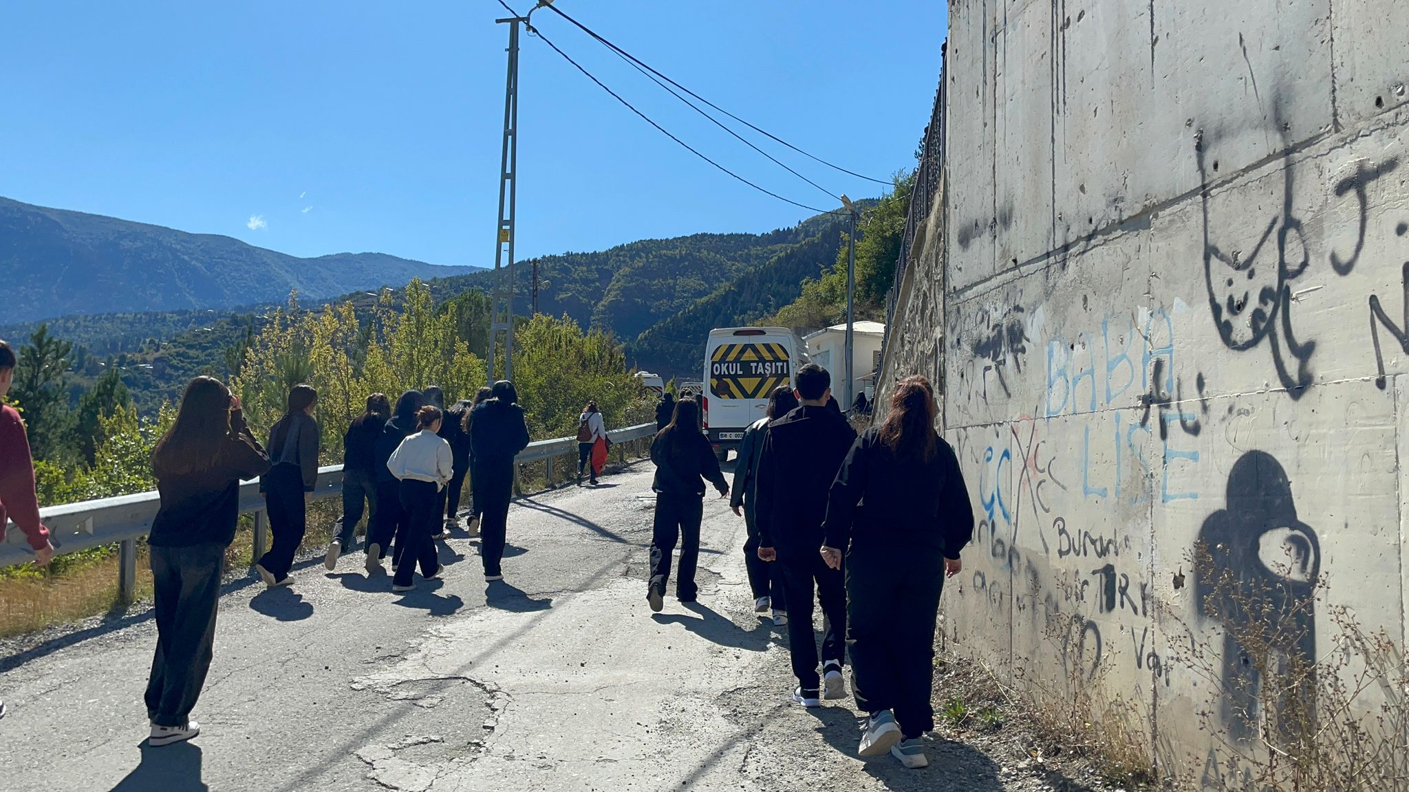 Lise Önünde Trafik Kaosu Can Güvenliğini Tehdit Ediyor