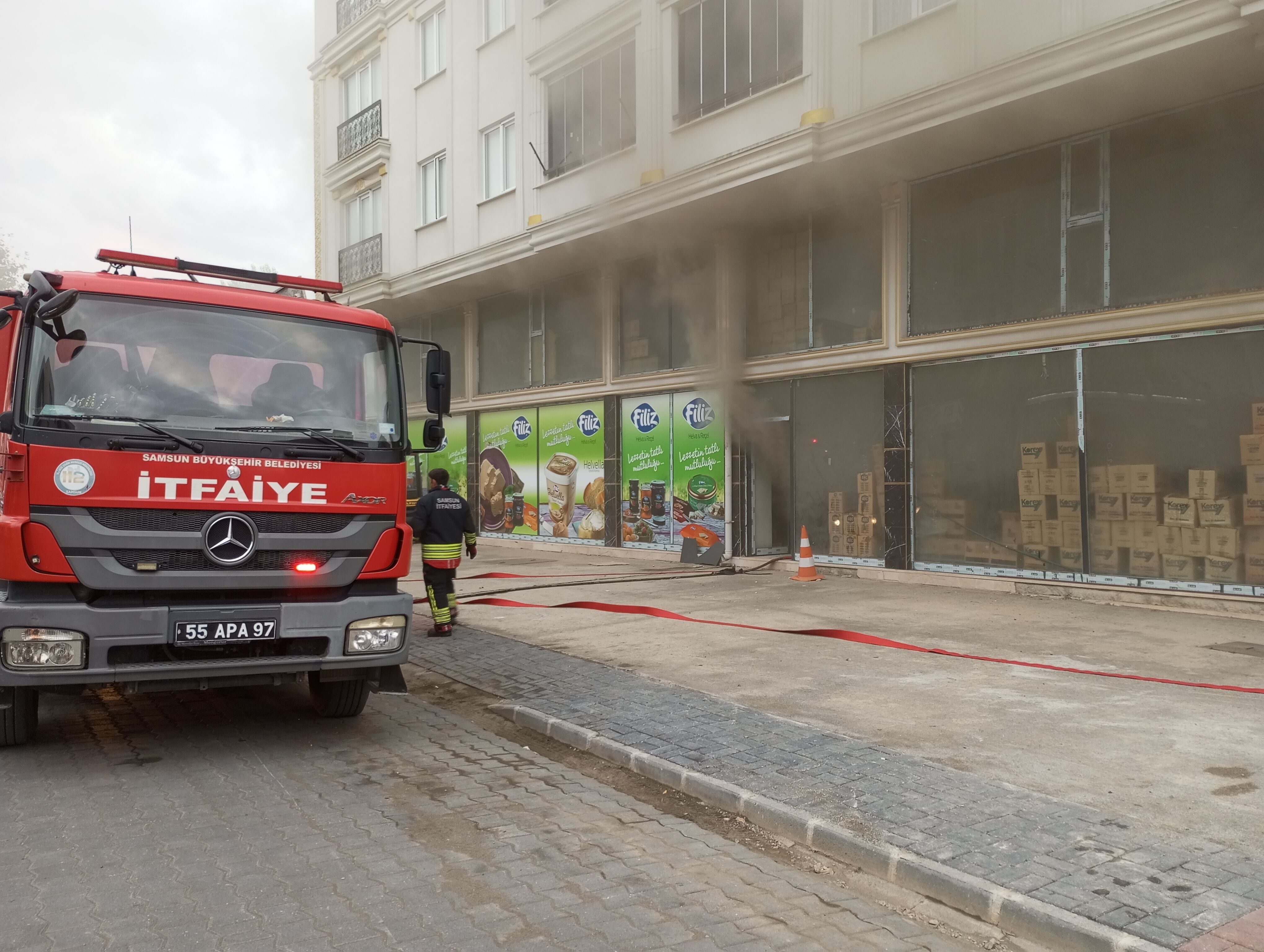 Çarşamba'da iş yerinin deposunda çıkan yangın hasara yol açtı