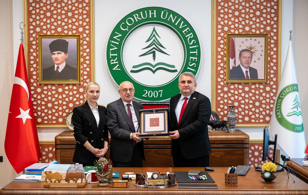 AÇÜ’de “Ahi Sancağı” Gururu