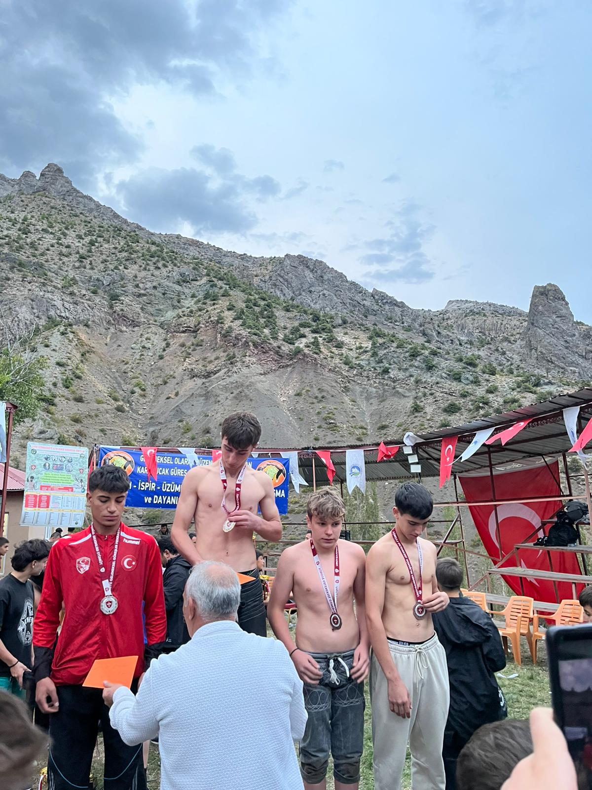 Artvinli Güreşçiler Erzurum’dan Madalyalarla Döndü (3)