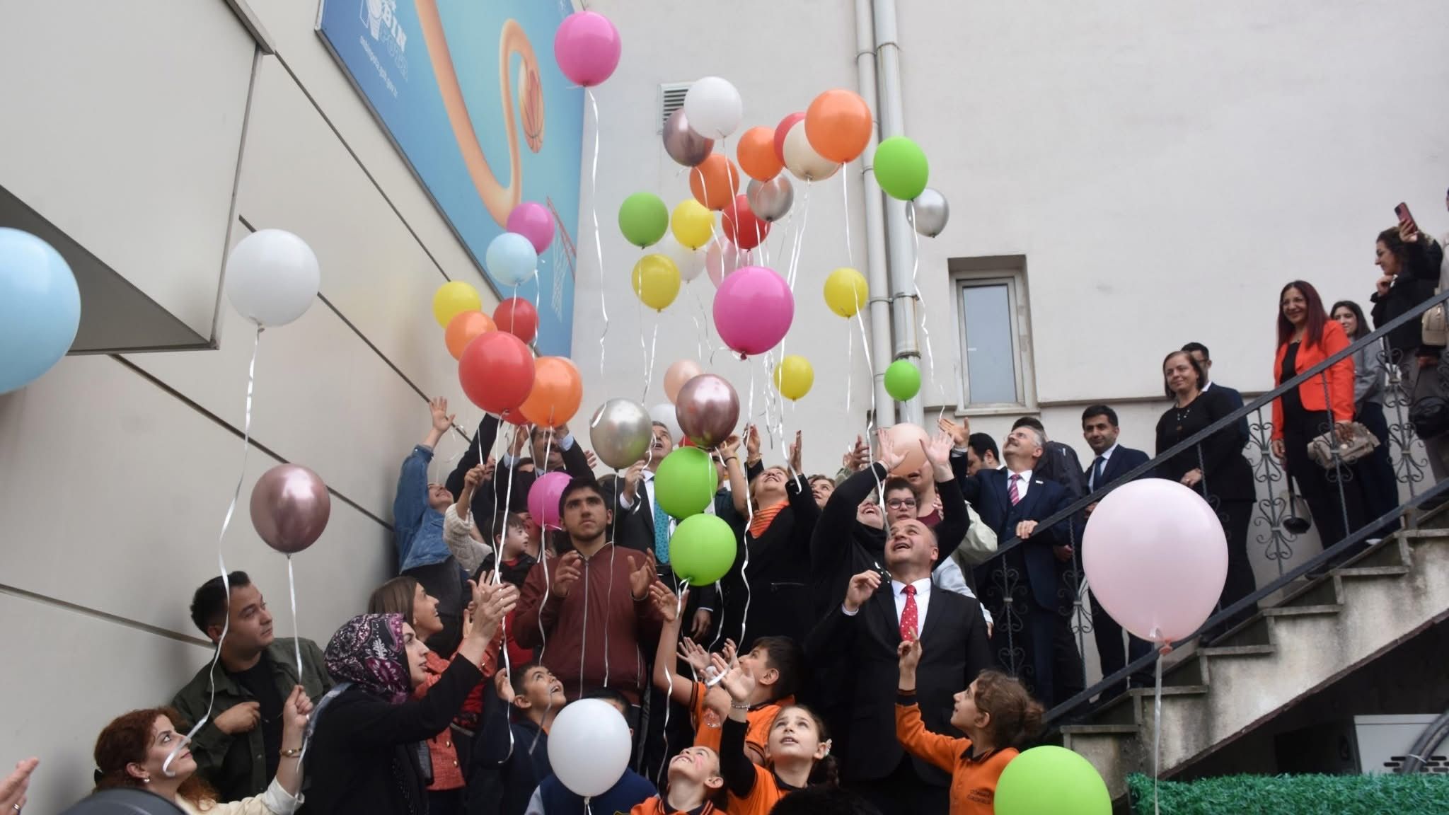 Renklerimiz Bir, Geleceğimiz Birlikte