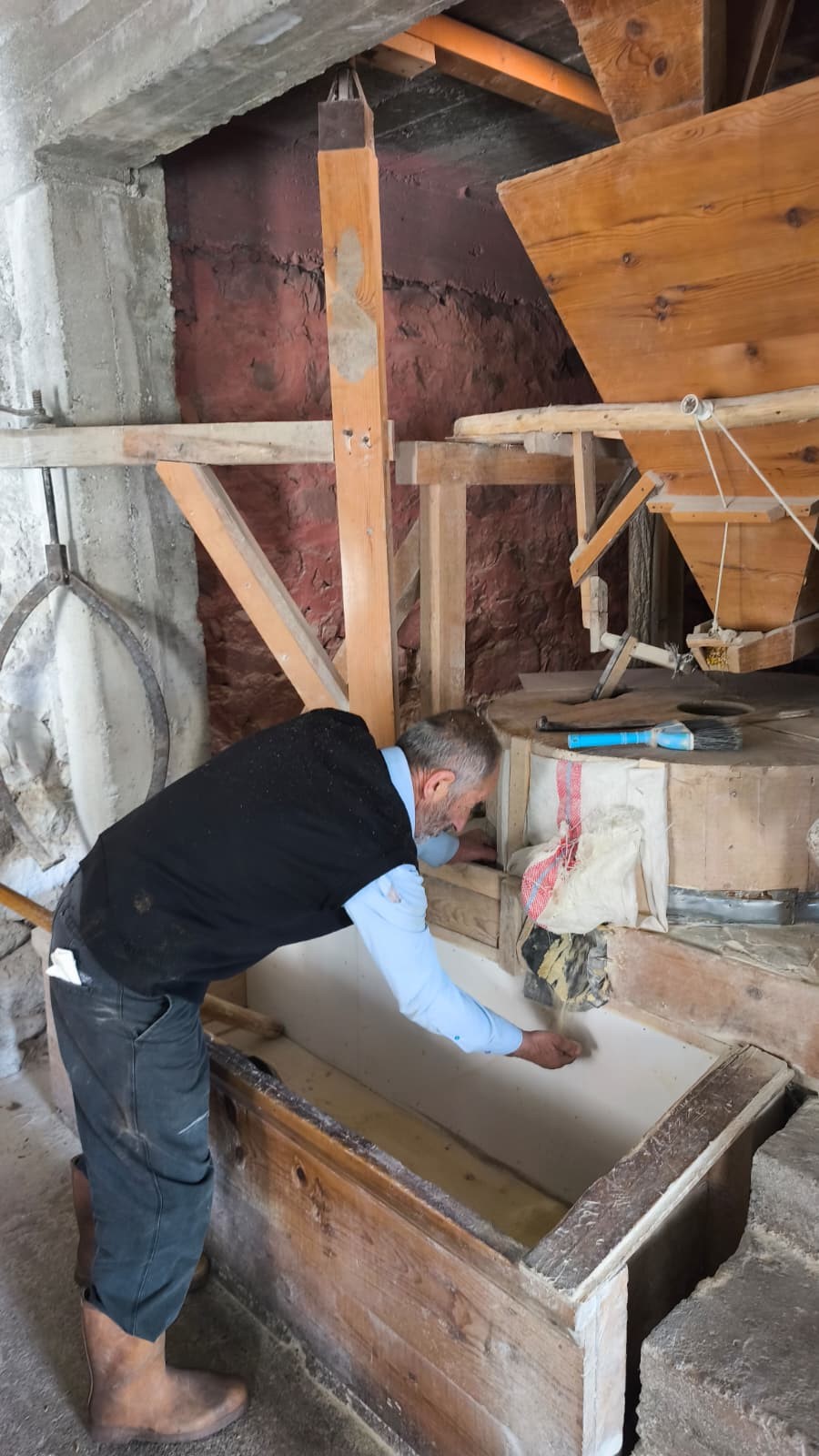 Ardanuç’ta 80 Yıllık Değirmen Geleneksel Yöntemlerle Üretim Yapıyor 1