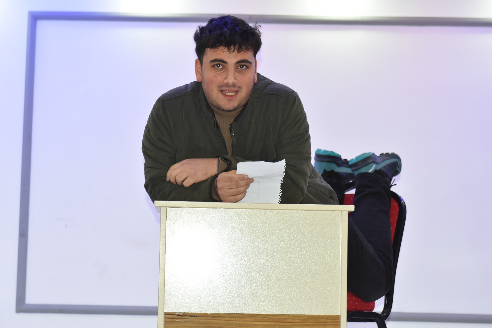 AAL’de Öğretmen Taklitleri Salonu Yıktı Geçti