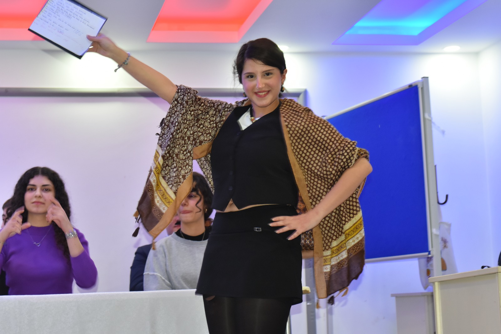 AAL’de Öğretmen Taklitleri Salonu Yıktı Geçti-6